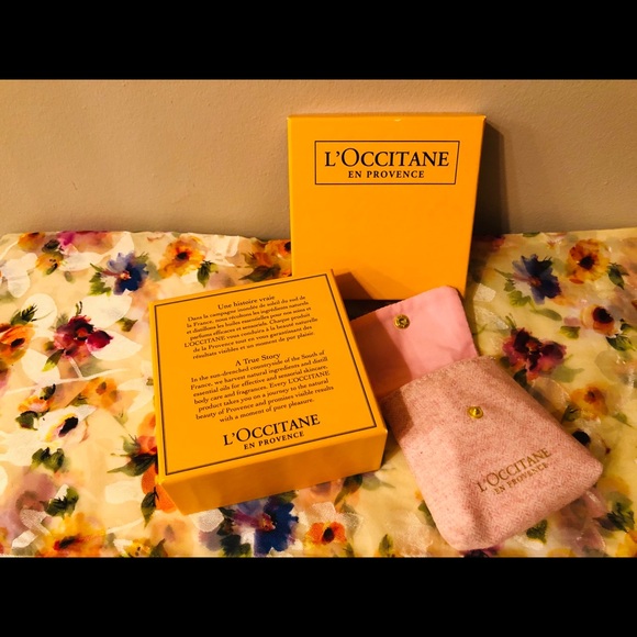 L’Occitane Gift Box with Pouch - Picture 4 of 6